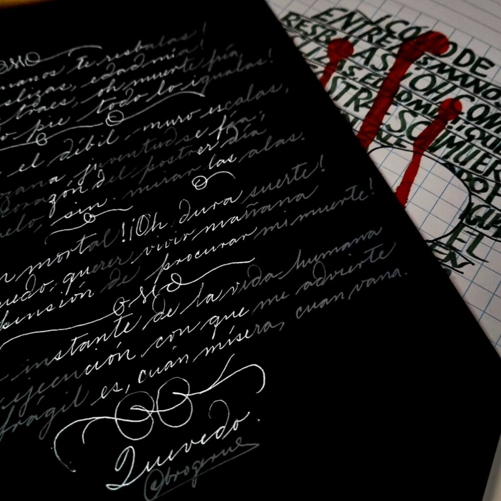 Caligrafía blanca sobre papel negro
