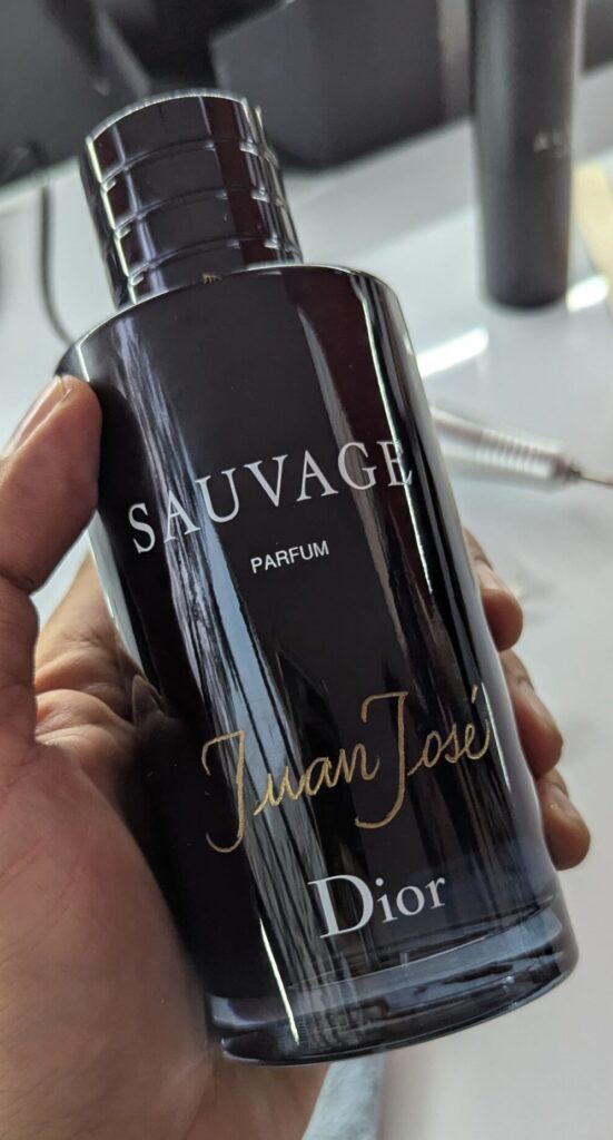 Frasco de perfume personalizado con caligrafía