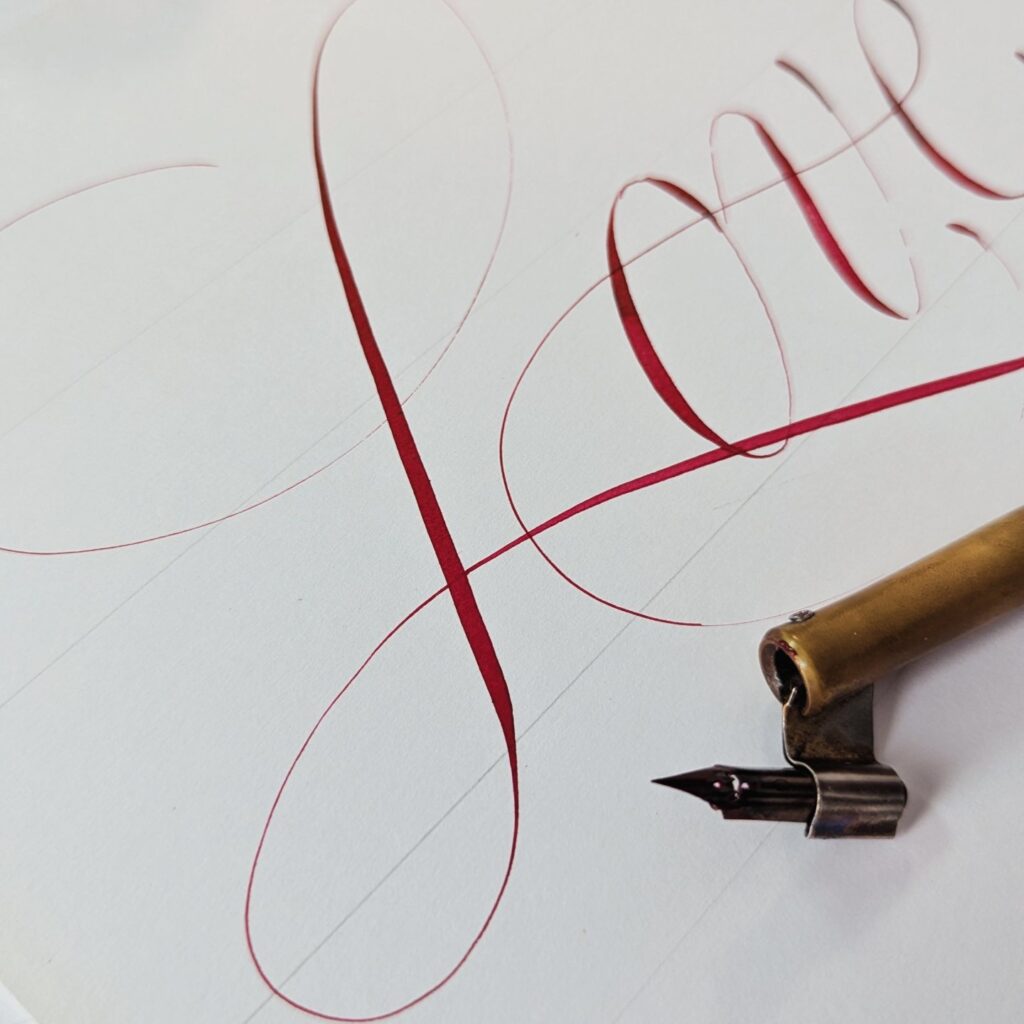 Caligrafía en tinta roja con plumilla: Love