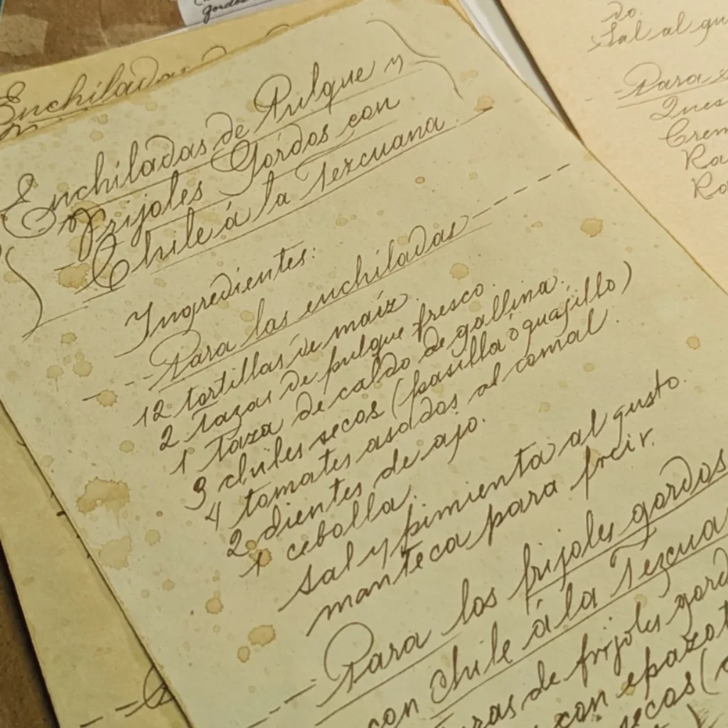 Recetas escritas a mano en caligrafía sobre papel envejecido