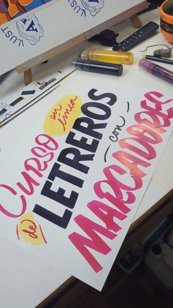 Cartel rotulado con marcadores: Curso en línea de letreros con marcadores