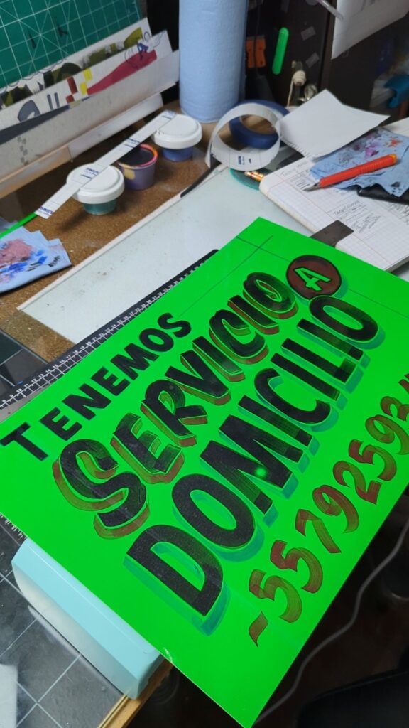 Cartulina fosforescente verde rotulada a mano: Tenemos servicio a domicilio