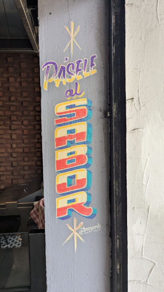 Columna rotulada a mano en un restaurante: Pásele al sabor
