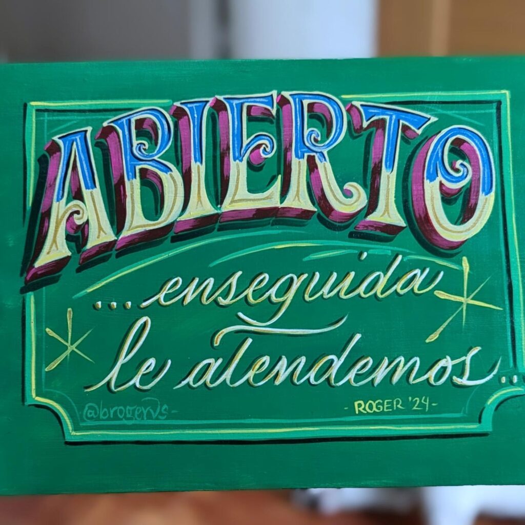 Letrero pintado a mano: Abierto, enseguida le atendemos