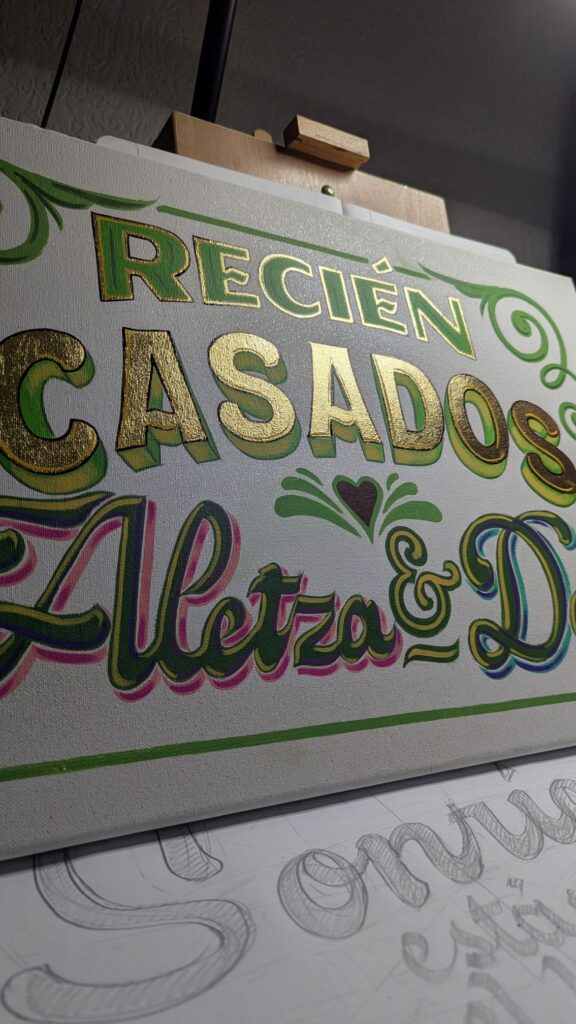 Letrero de boda pintado a mano con hoja de oro: Recién casados