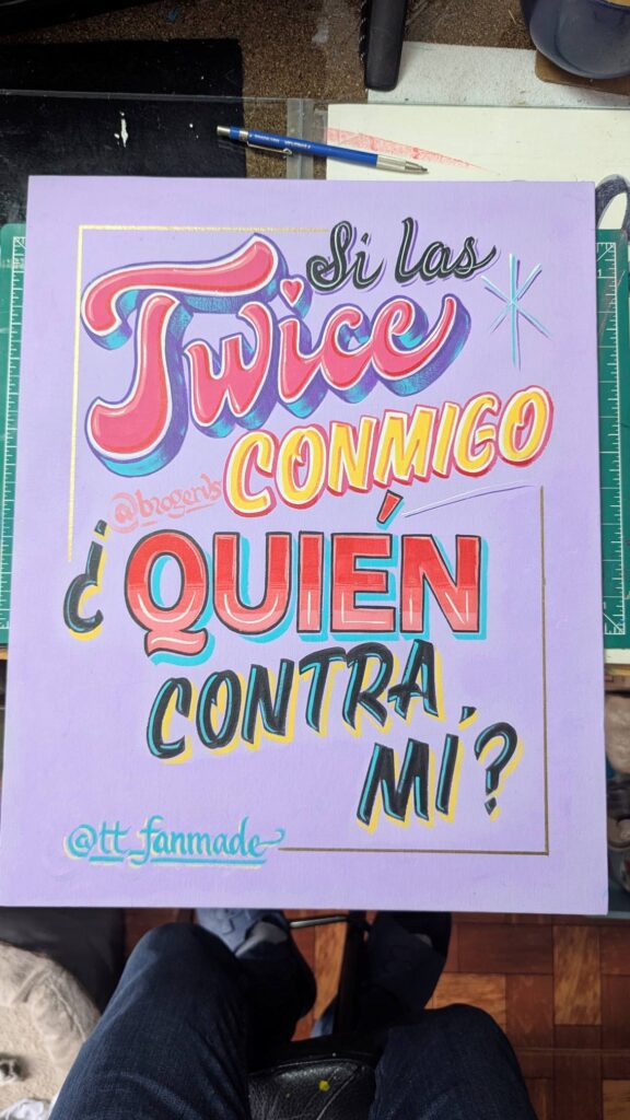 Lienzo rotulado a mano: Si las Twice conmigo, ¿quién contra mí?