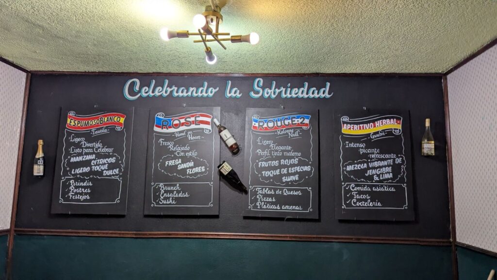 Pizarrones de menú rotulados a mano en un bar: Celebrando la sobriedad