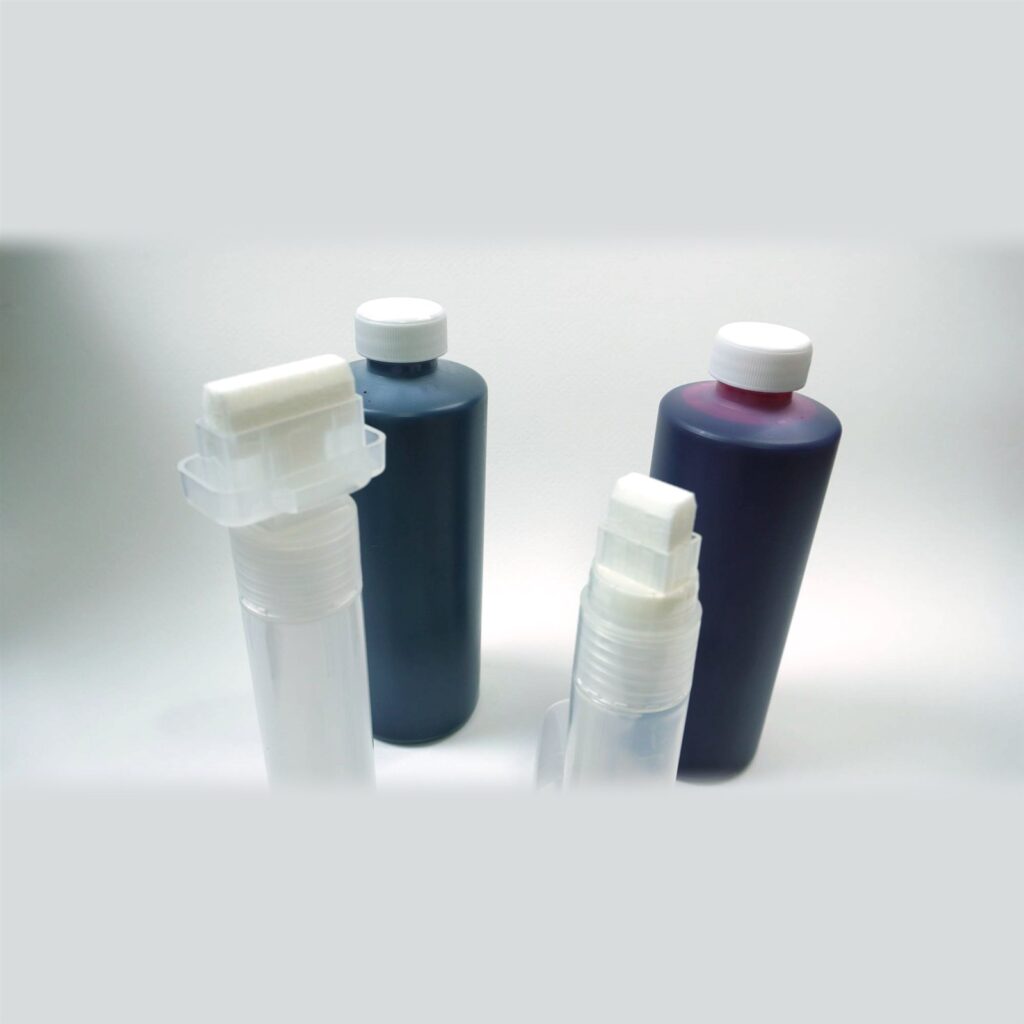 Marcadores rellenables de 15 y 30 mm junto a botellas de tinta negra y roja
