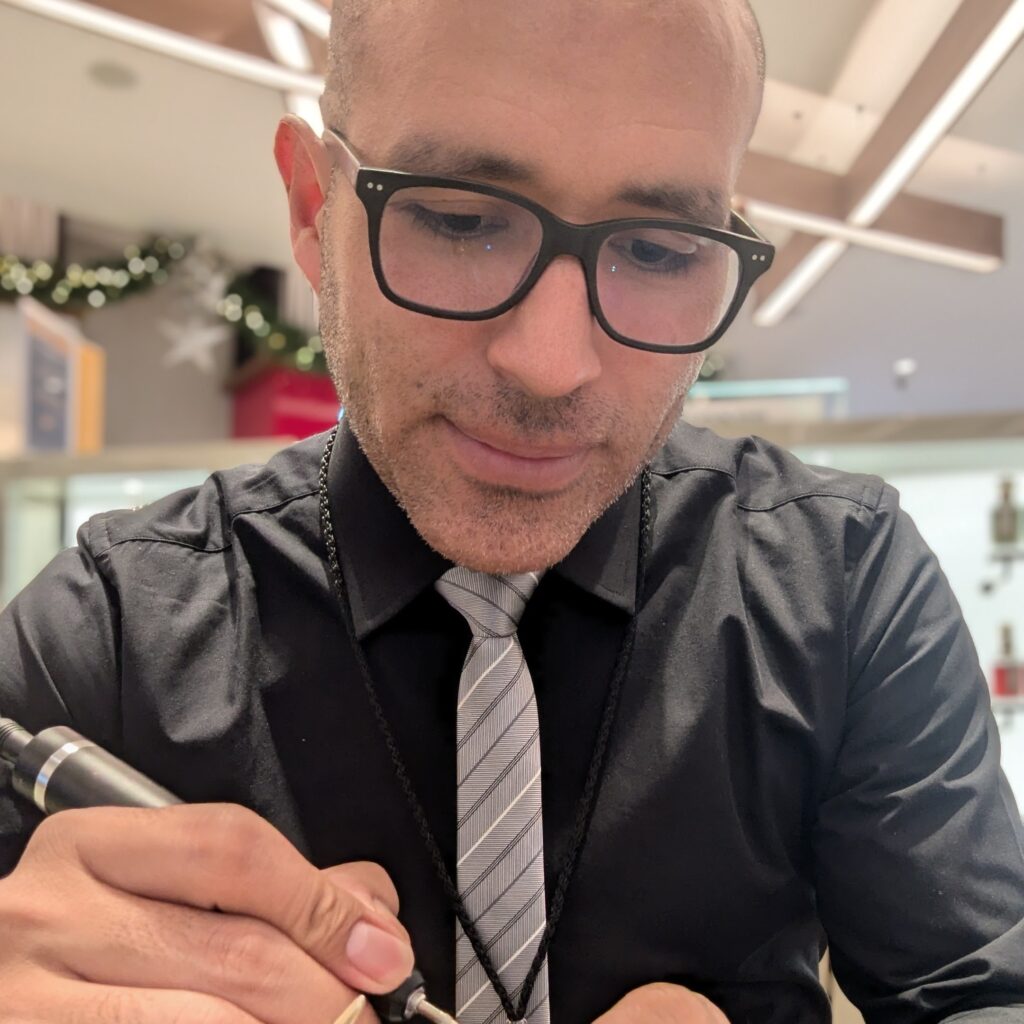 Rogelio Naranjo, Rogervs, escribiendo con pluma