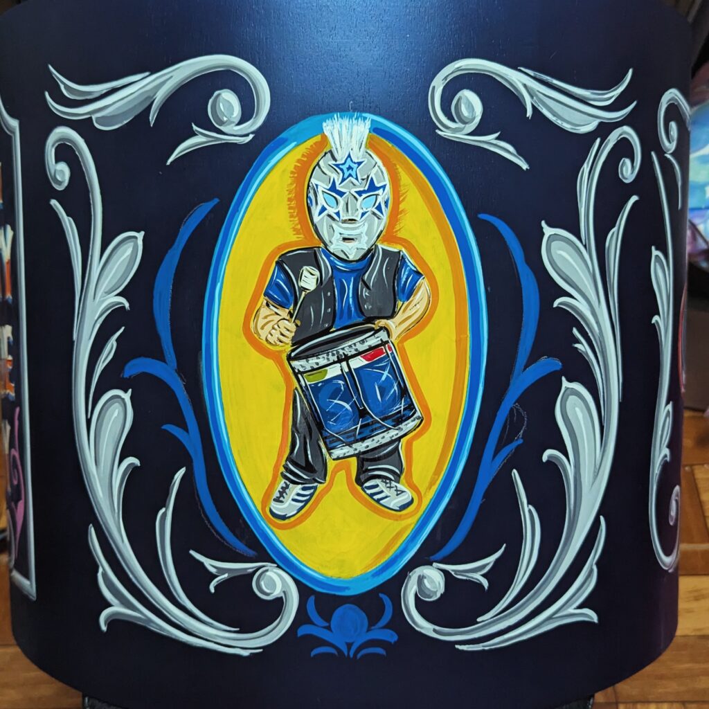 Tambor pintado a mano con filete y personaje